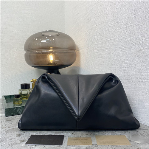 bottega veneta triangle clutch black