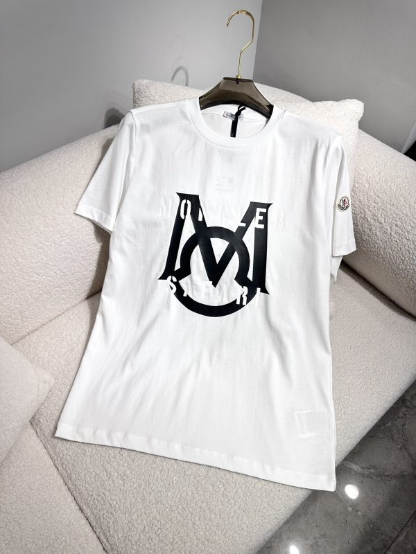Moncler Mengkou Men and women with the same style couples spring and summer latest counters with the same style, trendy brand logo casual short-sleeved T-shirt