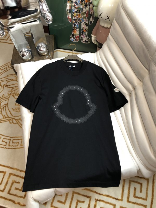Moncler Mengkou Men and women with the same style couples spring and summer latest counters with the same style, trendy brand logo casual short-sleeved T-shirt