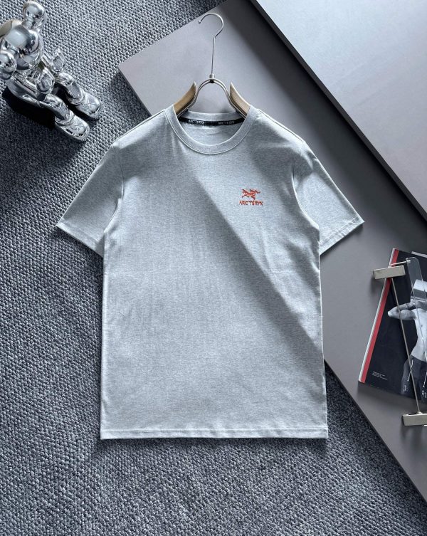 Top-quality counter new T-shirt with perfect details and a 4D three-dimensional LOGO badge on the chest