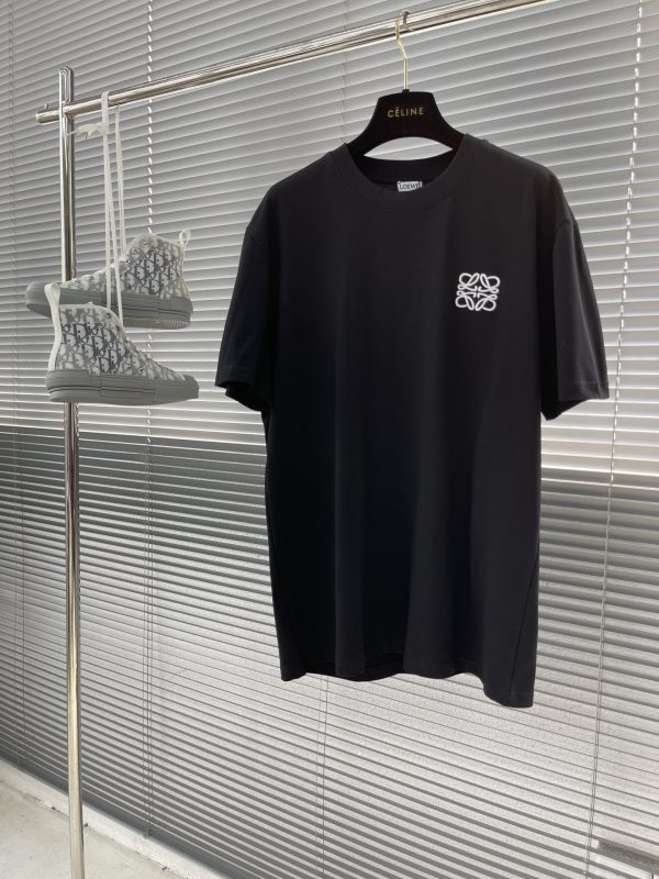 Loew couple classic logo short sleeves, absolutely popular new style, although LOEWE will launch a similar style design every year
