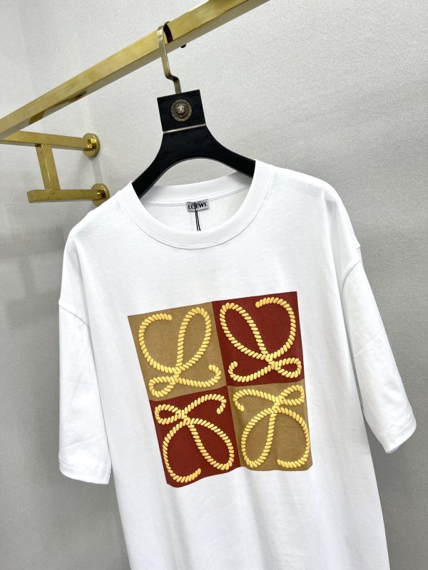 Loewe-2023 color four-grid letter print logo short-sleeved T-shirt, based on a loose and comfortable casual version - Image 4