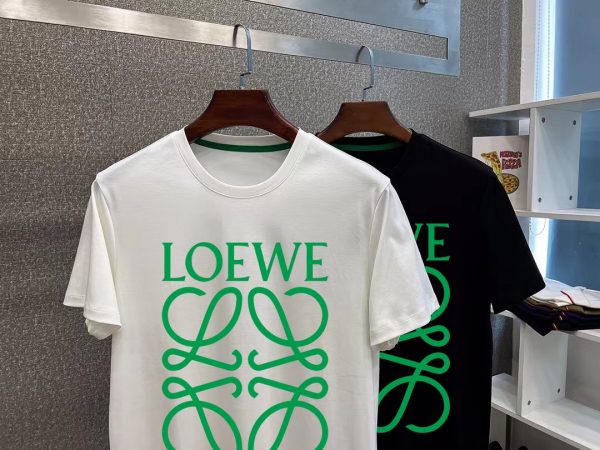Loewe In the spring and summer of 2023, the same style will be available at the same time as a new round neck short-sleeved T-shirt. Made of 260 grams of pure cotton supplied by customers, the pattern on the chest is matched with the brand letter Logo