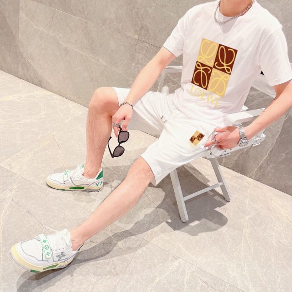 LOEWE ] 2023 new men's short-sleeved shorts suit! Simultaneous sales on the official website! High-end version on the market! Delicate and soft to the touch! Let you wear more comfortable - Image 7