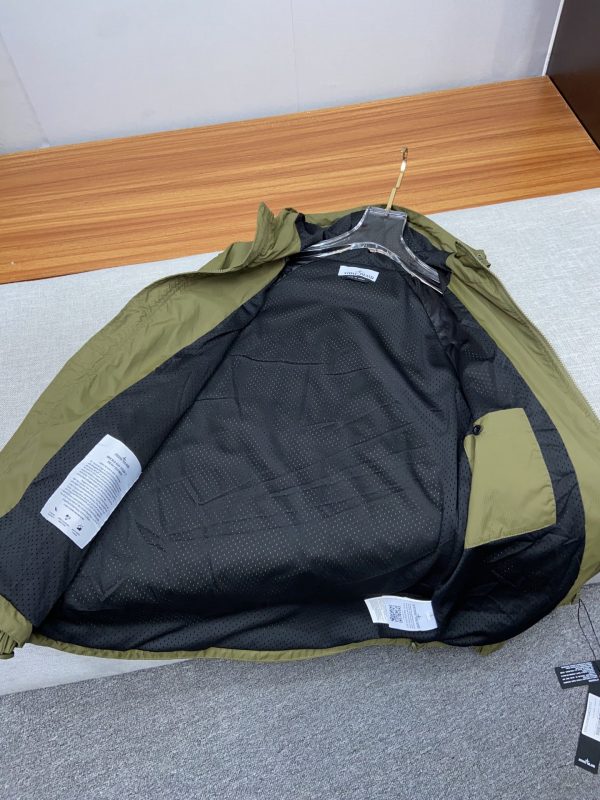 STONE ISLAND Stone Island official website of the same paragraph, a light jacket, the inner fabric has been specially treated, the upper body effect is excellent - Image 8