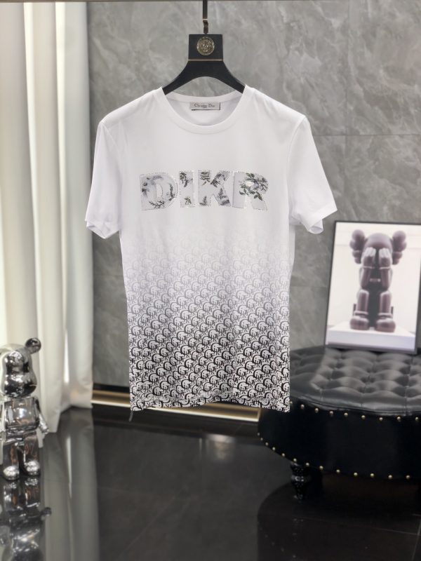 Dior. 2023 spring and summer, the latest fashion round neck TB counter on the official website is synchronized, and imported high-density fine cotton fabrics are customized! Comfortable next to the skin, sweat-absorbent and breathable. Good looking and easy to wear - Image 2
