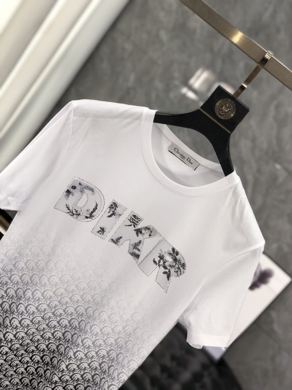 Dior. 2023 spring and summer, the latest fashion round neck TB counter on the official website is synchronized, and imported high-density fine cotton fabrics are customized! Comfortable next to the skin, sweat-absorbent and breathable. Good looking and easy to wear - Image 3