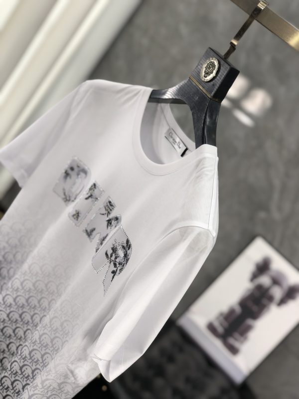 Dior. 2023 spring and summer, the latest fashion round neck TB counter on the official website is synchronized, and imported high-density fine cotton fabrics are customized! Comfortable next to the skin, sweat-absorbent and breathable. Good looking and easy to wear - Image 6