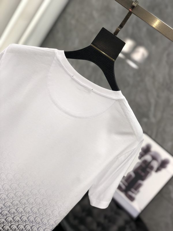 Dior. 2023 spring and summer, the latest fashion round neck TB counter on the official website is synchronized, and imported high-density fine cotton fabrics are customized! Comfortable next to the skin, sweat-absorbent and breathable. Good looking and easy to wear - Image 10