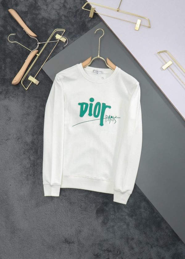 The latest DIOR 2022 autumn and winter products are available at counters at the same time. The original order is hard to find. Casual and fashionable round neck sweater