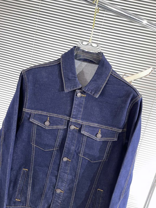 The latest Dior2023SS heavy industry denim jacket shows skin tone on the upper body and is good for daily wear! The high-quality fabrics are integrated with the tailoring design of the body. After the designer's simple embellishment and sublimation design techniques, the iconic trend style captures the hearts of fashionistas. - Image 3