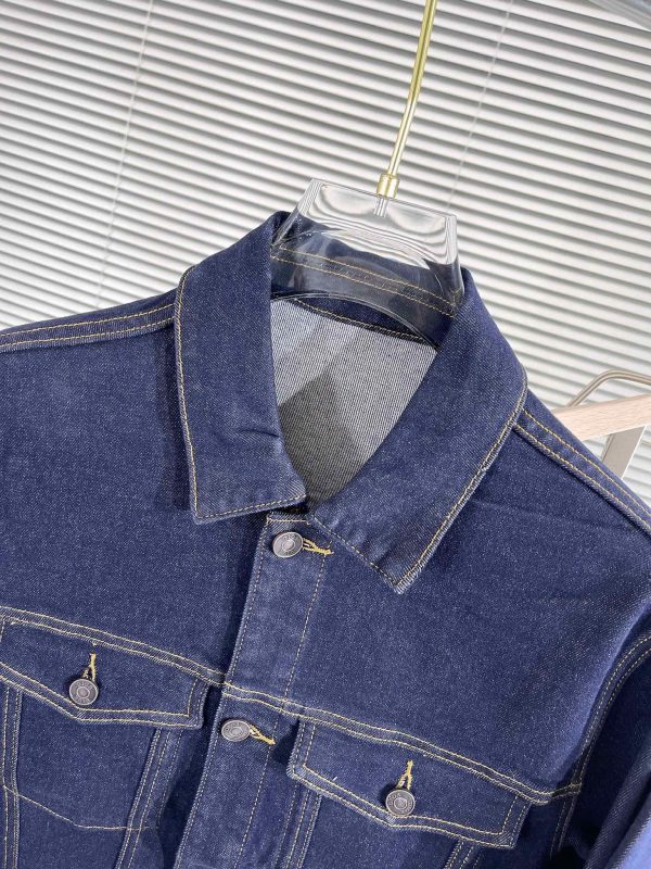 The latest Dior2023SS heavy industry denim jacket shows skin tone on the upper body and is good for daily wear! The high-quality fabrics are integrated with the tailoring design of the body. After the designer's simple embellishment and sublimation design techniques, the iconic trend style captures the hearts of fashionistas. - Image 4