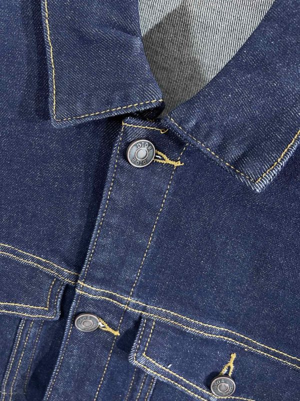The latest Dior2023SS heavy industry denim jacket shows skin tone on the upper body and is good for daily wear! The high-quality fabrics are integrated with the tailoring design of the body. After the designer's simple embellishment and sublimation design techniques, the iconic trend style captures the hearts of fashionistas. - Image 7