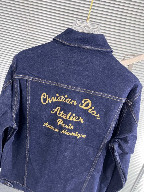 The latest Dior2023SS heavy industry denim jacket shows skin tone on the upper body and is good for daily wear! The high-quality fabrics are integrated with the tailoring design of the body. After the designer's simple embellishment and sublimation design techniques, the iconic trend style captures the hearts of fashionistas. - Image 9