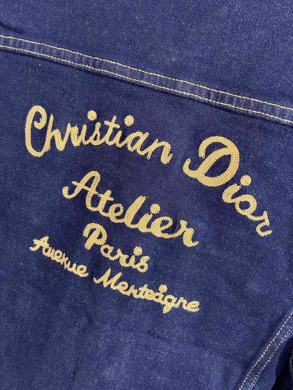The latest Dior2023SS heavy industry denim jacket shows skin tone on the upper body and is good for daily wear! The high-quality fabrics are integrated with the tailoring design of the body. After the designer's simple embellishment and sublimation design techniques, the iconic trend style captures the hearts of fashionistas. - Image 10