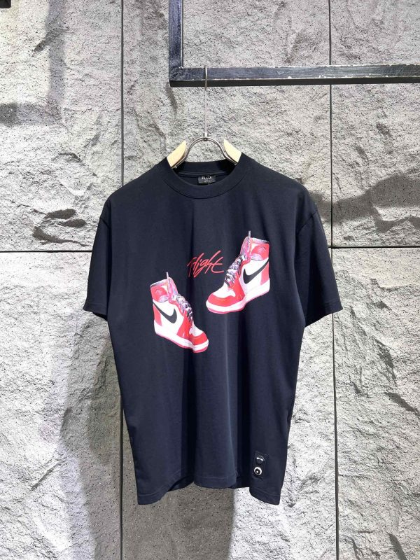 FENDI23's latest printed T-shirt is super recognizable! Creativity ✓The relentless pursuit of rejuvenating the design connotation of shoe design The hem comes with a small monster to identify ?logo small buckle Three standard complete, versatile single product