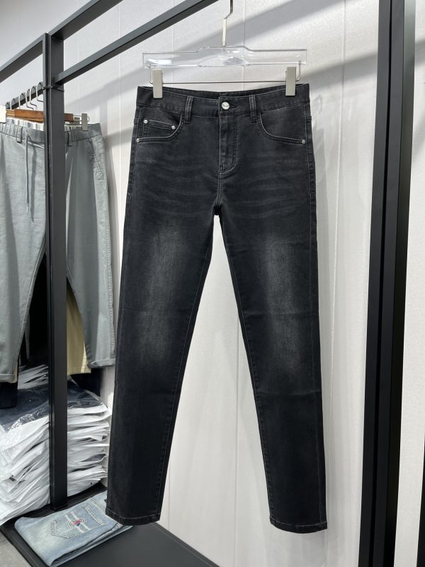 FENDI2023 spring and summer men's jeans. High-end ready-to-wear series, a single product with a strong sense of design, high-end specific denim fabrics - Image 9