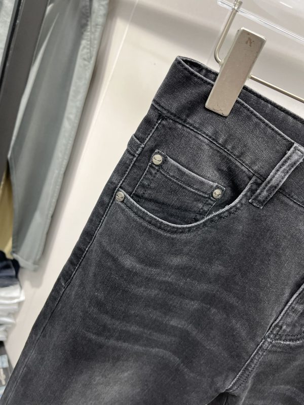 FENDI2023 spring and summer men's jeans. High-end ready-to-wear series, a single product with a strong sense of design, high-end specific denim fabrics - Image 7