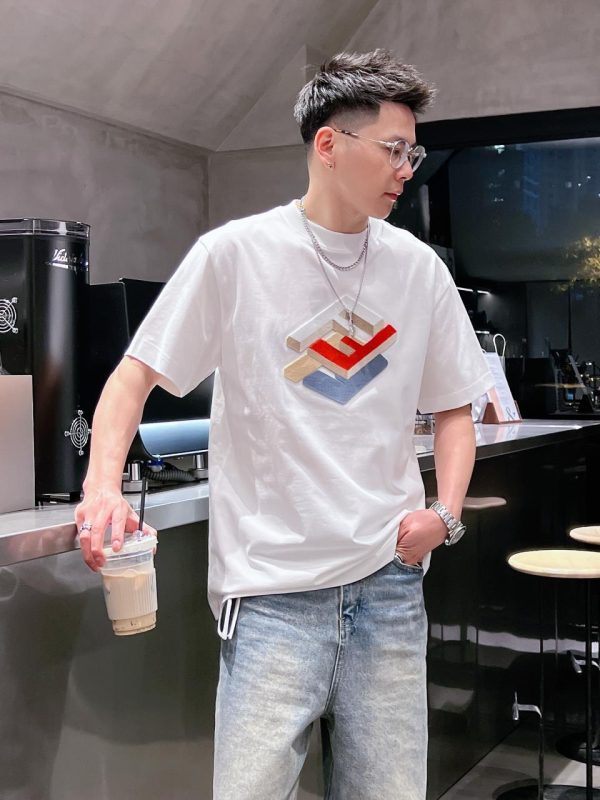 Fendi  2023 spring and summer new logo logo design couple short-sleeved T-shirts! Counter synchronization! Simple logo element long-sleeved T-shirt
