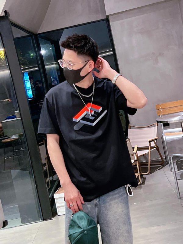 Fendi  2023 spring and summer new logo logo design couple short-sleeved T-shirts! Counter synchronization! Simple logo element long-sleeved T-shirt - Image 6