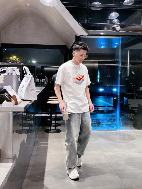 Fendi  2023 spring and summer new logo logo design couple short-sleeved T-shirts! Counter synchronization! Simple logo element long-sleeved T-shirt - Image 4