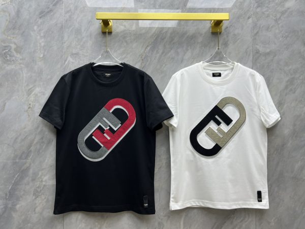 Big picture embroidered paper clip contrast double F round neck short-sleeved T-shirt, same style as ZG, with embroidery details and oversized 3D effect on the front in mixed tones Fendi