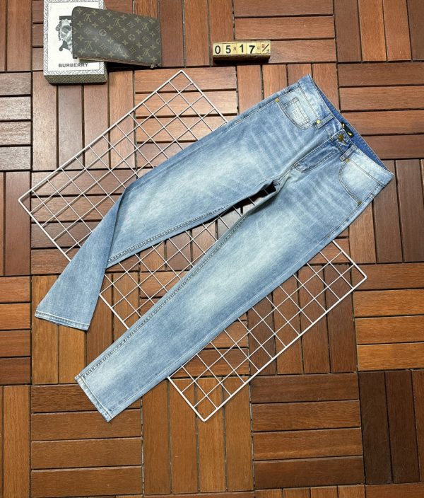 Fendi ?1963.00 spring and summer new products are available at the counter, the best jeans in the physical store? the original counter
