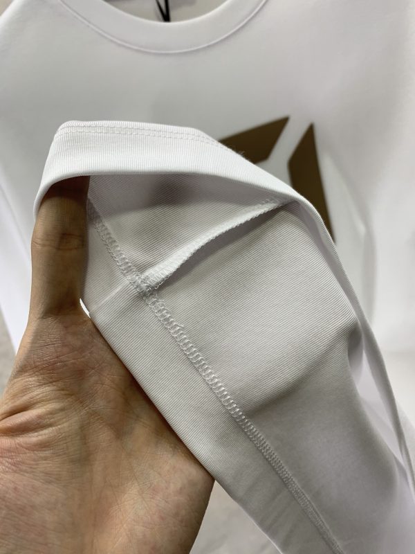 Fendi 2023 spring new fashion ? round neck short-sleeved T-shirt made of high-grade jade silk fabric ? exquisite neckline unique and cool classic LOGO design on the chest - Image 2