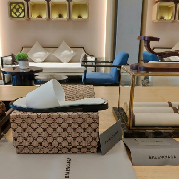 Balenciaga2023 (2023 official latest printed B-pattern magnet folding box packaging) Multi-color spring and summer beauty ? (Top version, exclusive release.) Balenciaga? brand "moon-shaped hollow inside", net red big head drag. ?The much-anticipated casual model? - Image 7