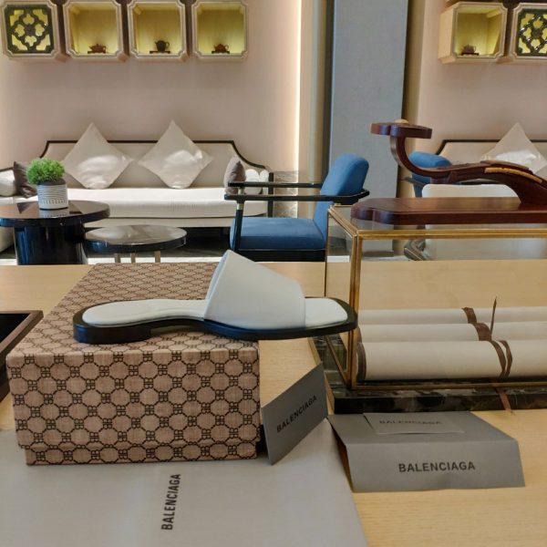 Balenciaga2023 (2023 official latest printed B-pattern magnet folding box packaging) Multi-color spring and summer beauty ? (Top version, exclusive release.) Balenciaga? brand "moon-shaped hollow inside", net red big head drag. ?The much-anticipated casual model? - Image 5