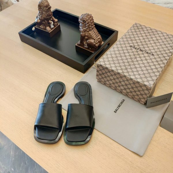 Balenciaga2023 (2023 official latest printed B-pattern magnet folding box packaging) Multi-color spring and summer beauty ? (Top version, exclusive release.) Balenciaga? brand "moon-shaped hollow inside", net red big head drag. ?The much-anticipated casual model?