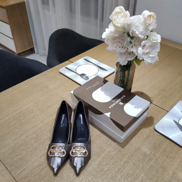 BALENCIAGA's 2023 winter and spring bursting new models are launched nationwide ??. Fangwei/B's girlfriends version New-shaped double B buckle flower head tassel series. (5.5cm small heel with tassel version Muller slippers, 5.5cm stiletto heel
