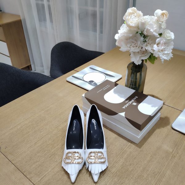 BALENCIAGA's 2023 winter and spring bursting new models are launched nationwide ??. Fangwei/B's girlfriends version New-shaped double B buckle flower head tassel series. (5.5cm small heel with tassel version Muller slippers, 5.5cm stiletto heel - Image 10
