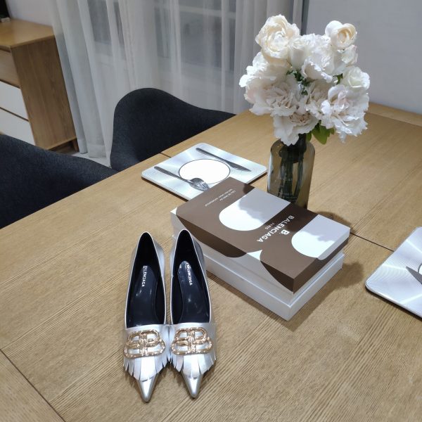 BALENCIAGA's 2023 winter and spring bursting new models are launched nationwide ??. Fangwei/B's girlfriends version New-shaped double B buckle flower head tassel series. (5.5cm small heel with tassel version Muller slippers, 5.5cm stiletto heel