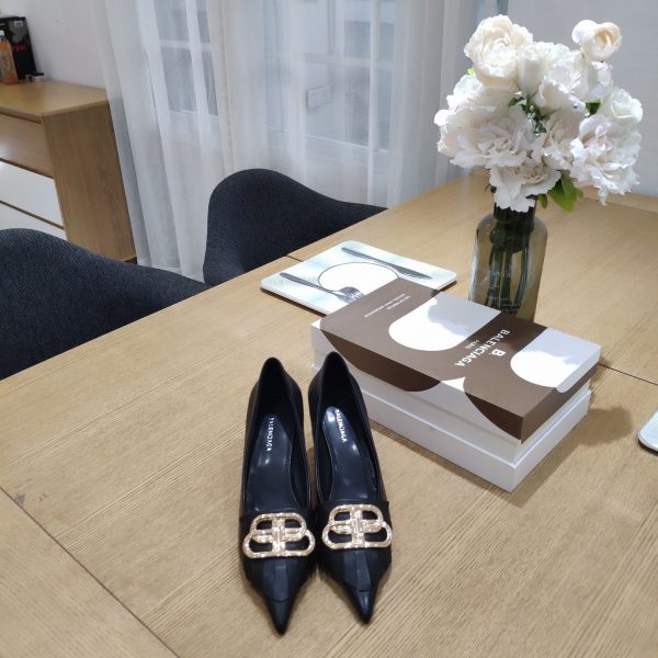BALENCIAGA's 2023 winter and spring bursting new models are launched nationwide ??. Fangwei/B's girlfriends version New-shaped double B buckle flower head tassel series. (5.5cm small heel with tassel version Muller slippers, 5.5cm stiletto heel