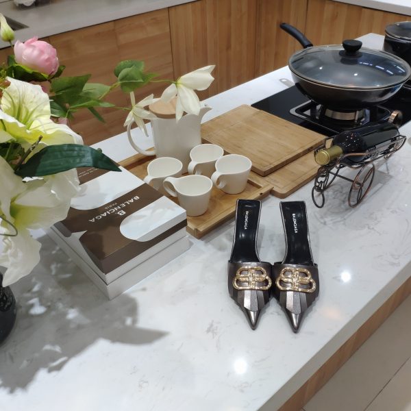 BALENCIAGA's 2023 winter and spring bursting new models are launched nationwide ??. Fangwei/B's girlfriends version New-shaped double B buckle flower head tassel series. (5.5cm small heel with tassel version Muller slippers, 5.5cm stiletto heel