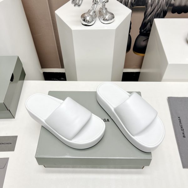 Balenciaga’s net red star has the same style of muffin sandals, original imported knitted letter technology, shaky non-slip thick bottom, 2023 spring new dark horse item, fashion bloggers at home and abroad have put on the show