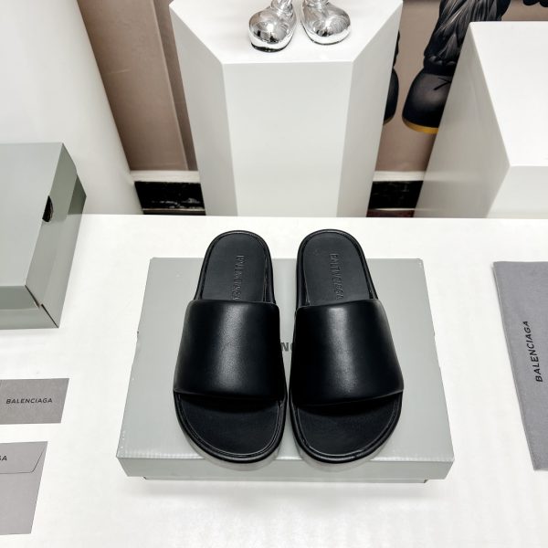 Slippers are necessary in this IN era. Balenciaga net red star has the same style of muffin sandals, the original imported knitted letter craft, and a thick non-slip bottom. - Image 10