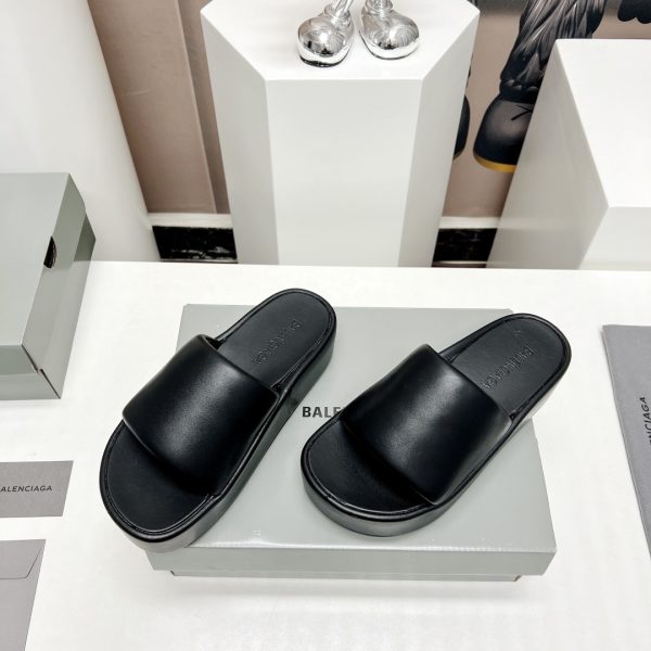 Slippers are necessary in this IN era. Balenciaga net red star has the same style of muffin sandals, the original imported knitted letter craft, and a thick non-slip bottom. - Image 8