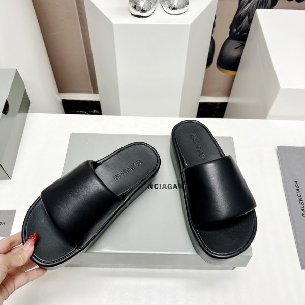Slippers are necessary in this IN era. Balenciaga net red star has the same style of muffin sandals, the original imported knitted letter craft, and a thick non-slip bottom.