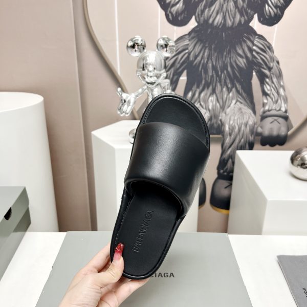 Slippers are necessary in this IN era. Balenciaga net red star has the same style of muffin sandals, the original imported knitted letter craft, and a thick non-slip bottom. - Image 5