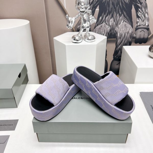 Slippers are necessary in this IN era. Balenciaga net red star has the same style of muffin sandals, the original imported knitted letter craft, and a thick non-slip bottom.