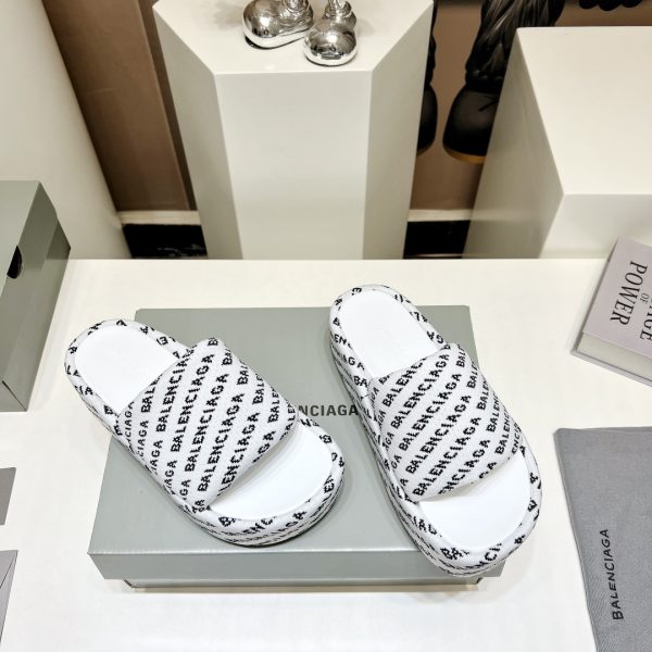 Must-have slippers in this IN era Balenciaga Internet celebrity with the same style muffin sandals