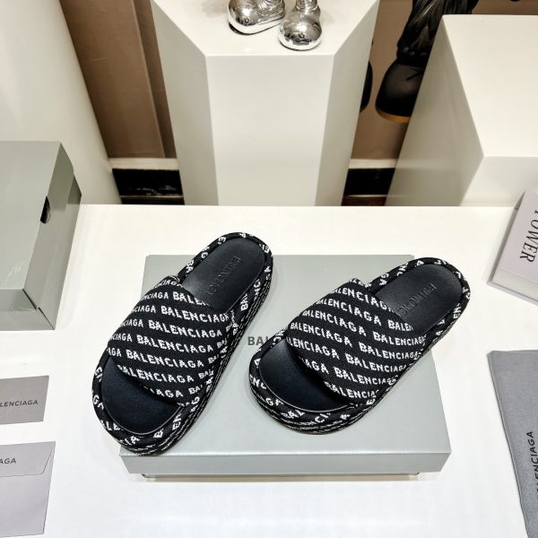 Must-have slippers in this IN era Balenciaga Internet celebrity with the same style muffin sandals