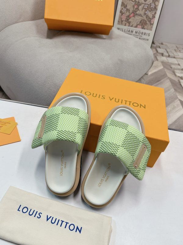 Louis Vuitton Couple's Showcase features the latest denim slippers - Image 5